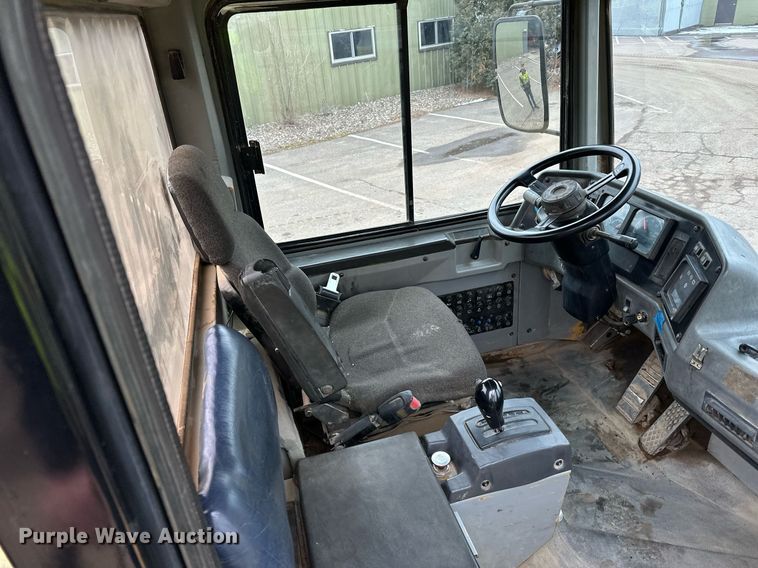 image for item DQ7436 1999 Caterpillar D250E II haul truck