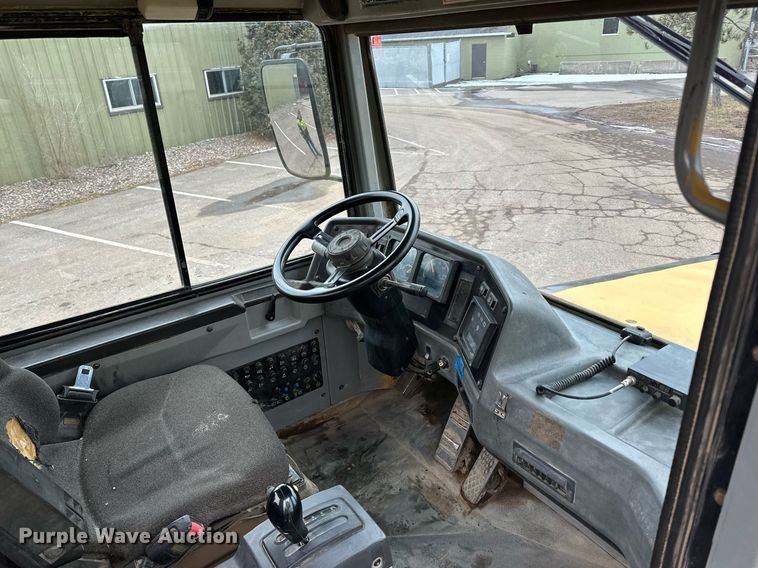 image for item DQ7436 1999 Caterpillar D250E II haul truck