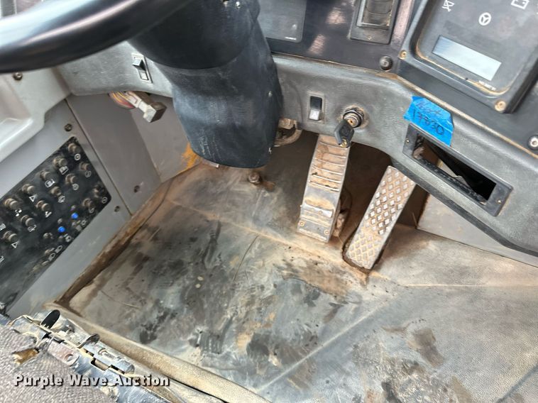 image for item DQ7436 1999 Caterpillar D250E II haul truck