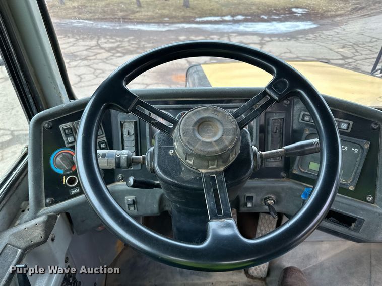 image for item DQ7436 1999 Caterpillar D250E II haul truck