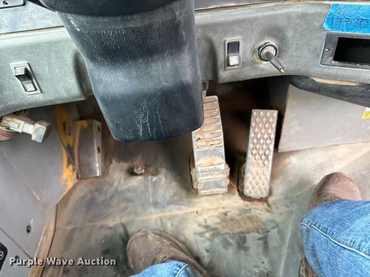 image for item DQ7436 1999 Caterpillar D250E II haul truck