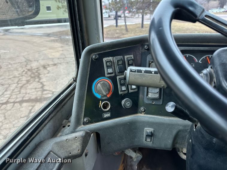 image for item DQ7436 1999 Caterpillar D250E II haul truck