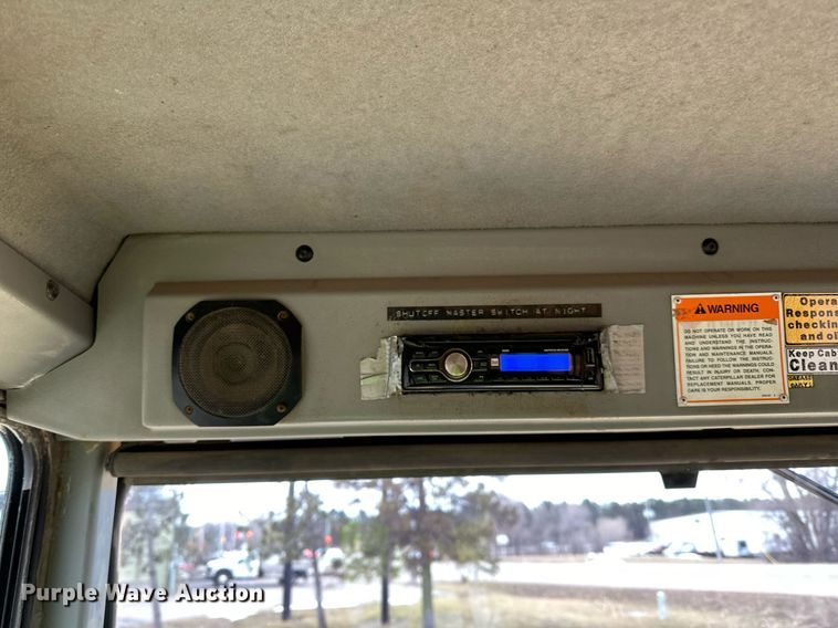 image for item DQ7436 1999 Caterpillar D250E II haul truck