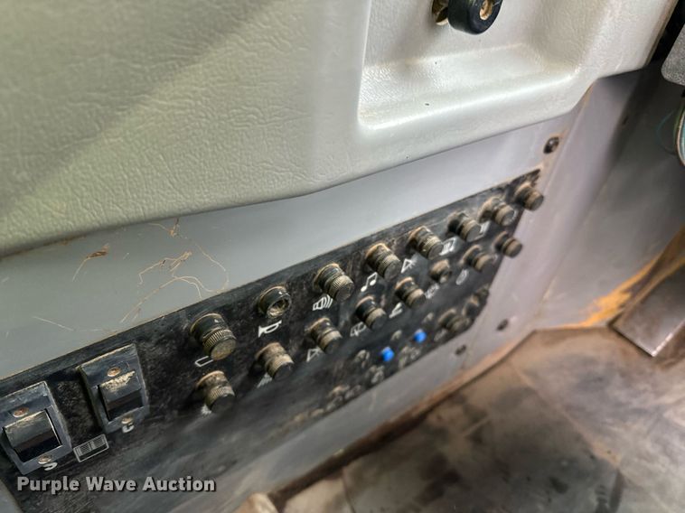 image for item DQ7436 1999 Caterpillar D250E II haul truck