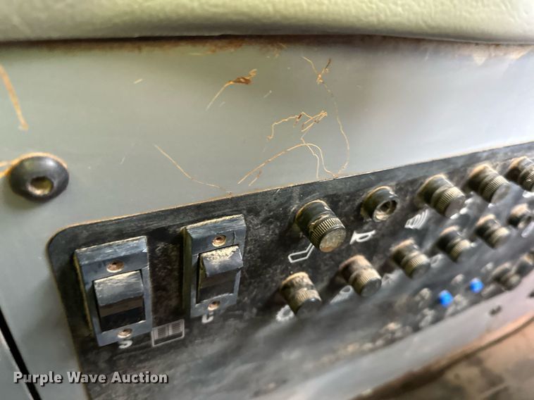 image for item DQ7436 1999 Caterpillar D250E II haul truck