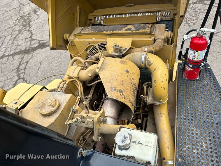 image for item DQ7436 1999 Caterpillar D250E II haul truck