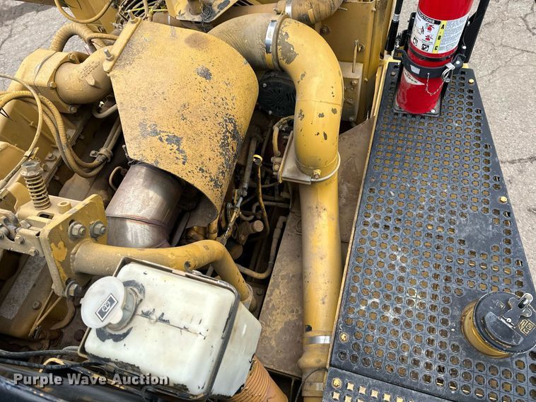 image for item DQ7436 1999 Caterpillar D250E II haul truck