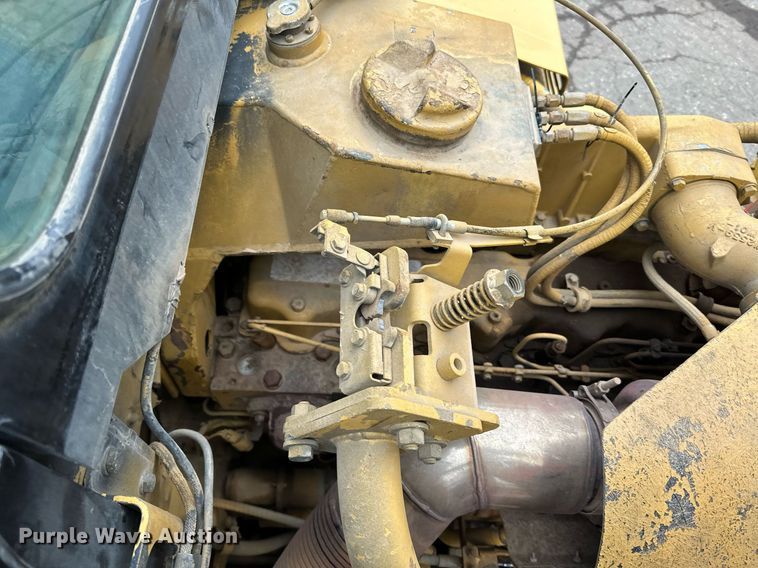 image for item DQ7436 1999 Caterpillar D250E II haul truck