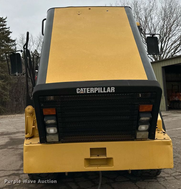 image for item DQ7436 1999 Caterpillar D250E II haul truck