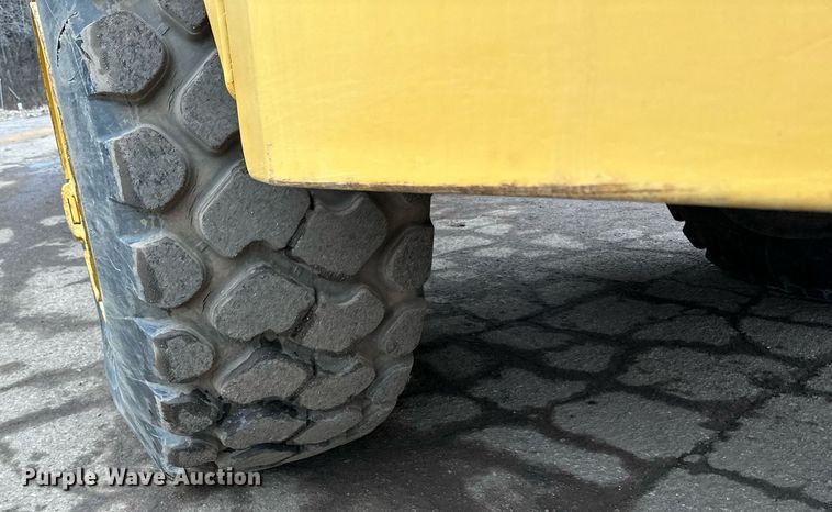 image for item DQ7436 1999 Caterpillar D250E II haul truck