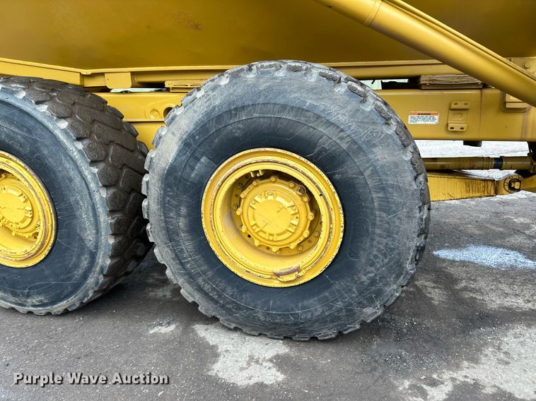 image for item DQ7436 1999 Caterpillar D250E II haul truck