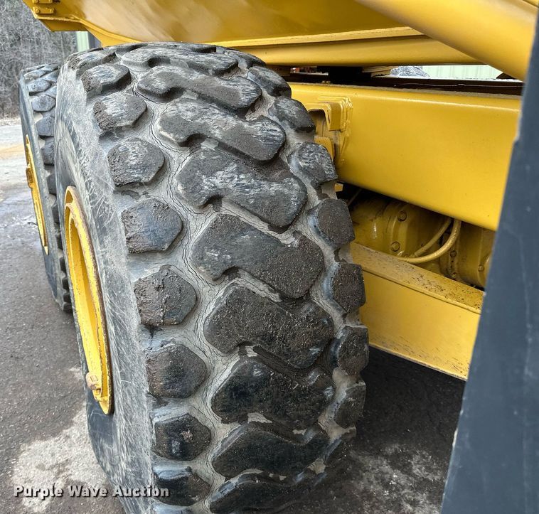 image for item DQ7436 1999 Caterpillar D250E II haul truck