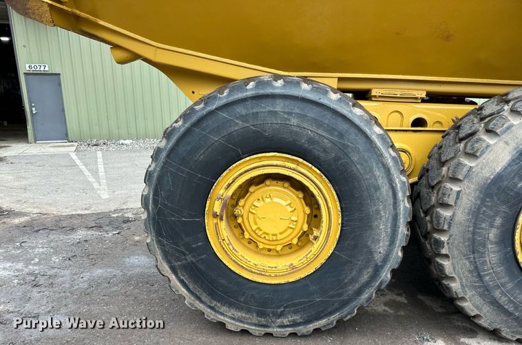 image for item DQ7436 1999 Caterpillar D250E II haul truck