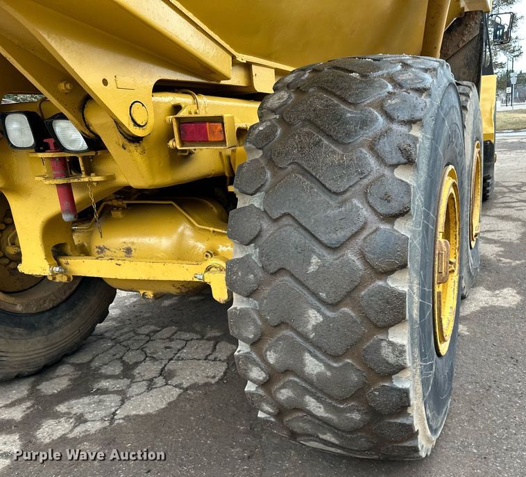 image for item DQ7436 1999 Caterpillar D250E II haul truck