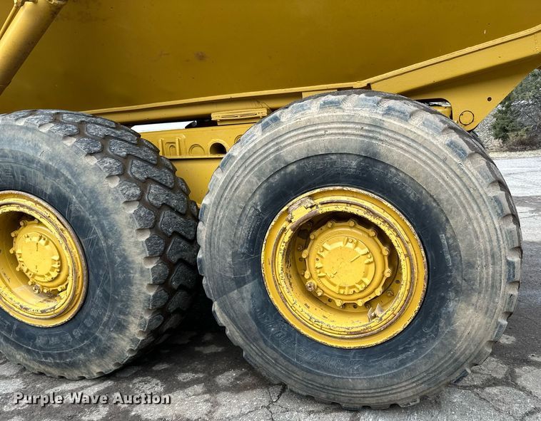 image for item DQ7436 1999 Caterpillar D250E II haul truck