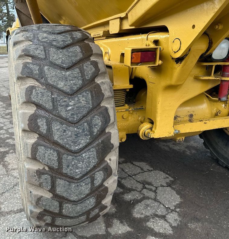 image for item DQ7436 1999 Caterpillar D250E II haul truck