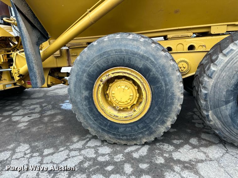 image for item DQ7436 1999 Caterpillar D250E II haul truck