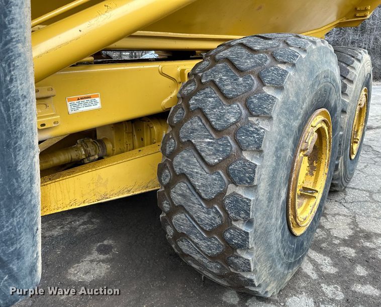 image for item DQ7436 1999 Caterpillar D250E II haul truck