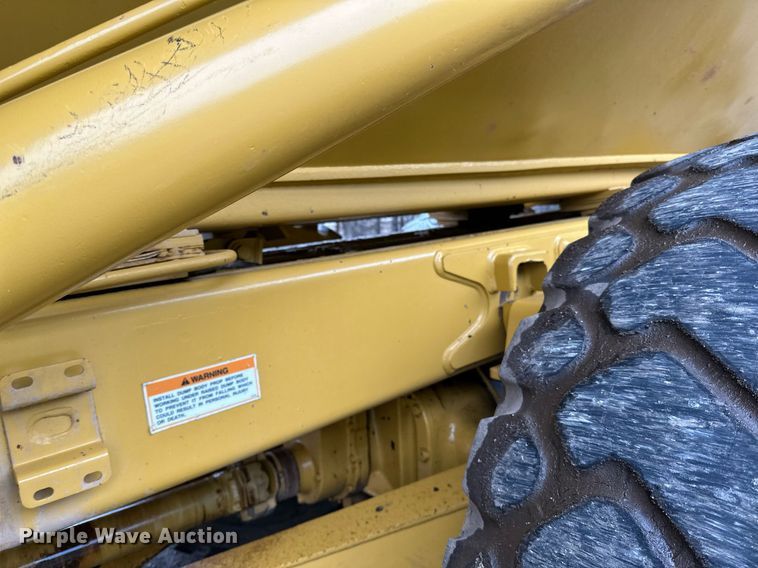 image for item DQ7436 1999 Caterpillar D250E II haul truck