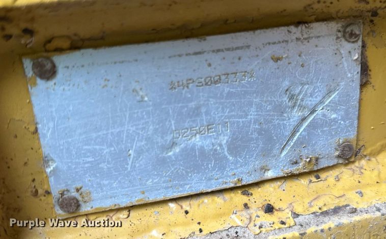 image for item DQ7436 1999 Caterpillar D250E II haul truck