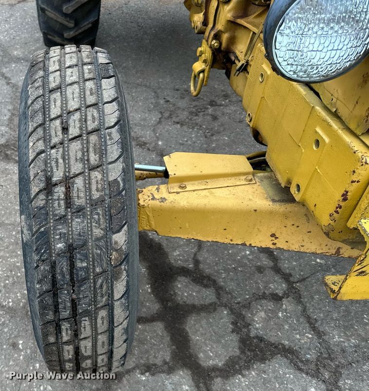 image for item DQ7437 Ford  340A tractor