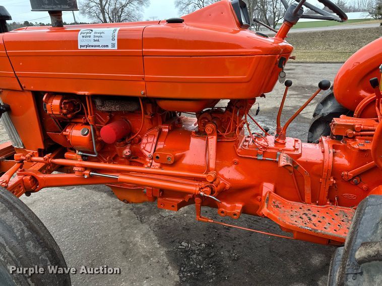 image for item DQ7438 1983 Ford  3610 tractor