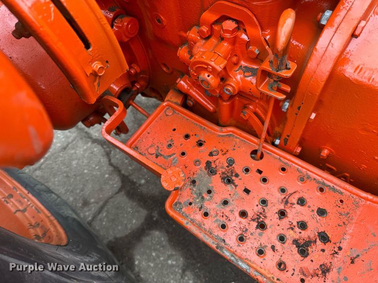 image for item DQ7438 1983 Ford  3610 tractor