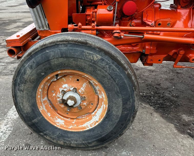 image for item DQ7438 1983 Ford  3610 tractor