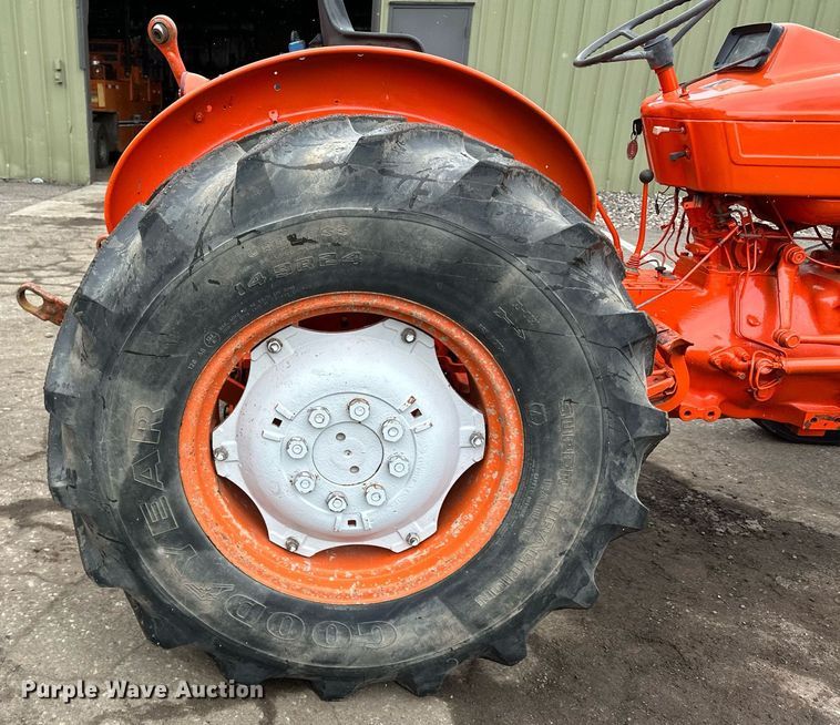 image for item DQ7438 1983 Ford  3610 tractor