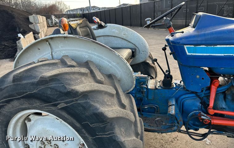 image for item DQ7440 Ford 3130 tractor