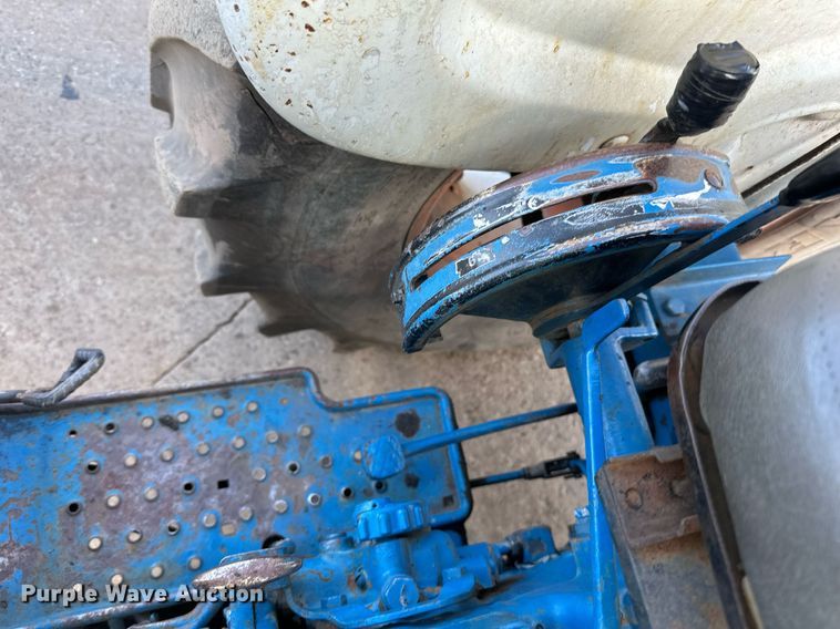 image for item DQ7440 Ford 3130 tractor
