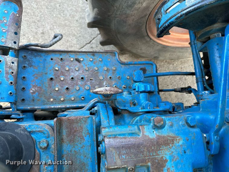 image for item DQ7440 Ford 3130 tractor