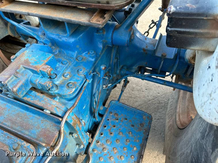 image for item DQ7440 Ford 3130 tractor