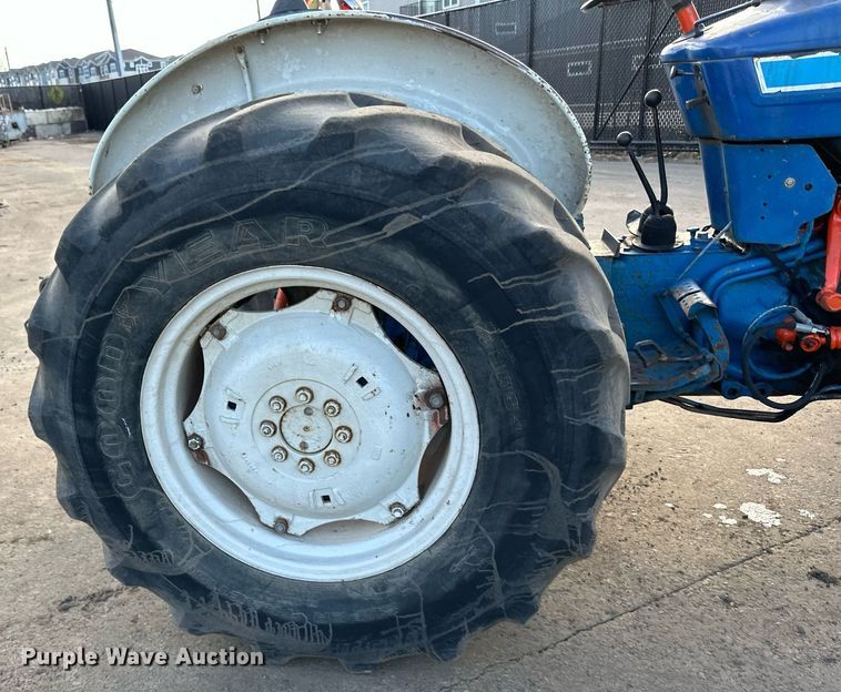 image for item DQ7440 Ford 3130 tractor