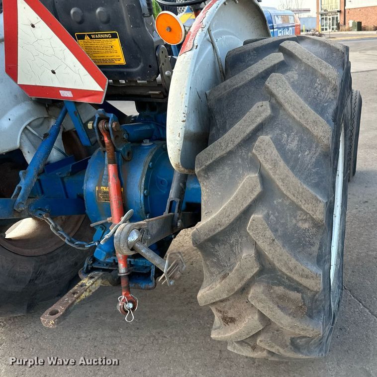 image for item DQ7440 Ford 3130 tractor