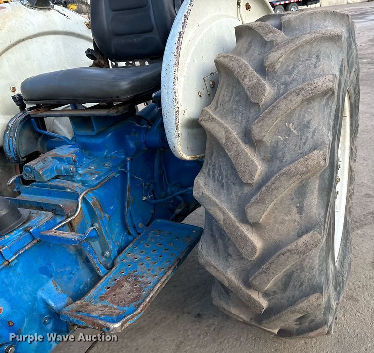 image for item DQ7440 Ford 3130 tractor