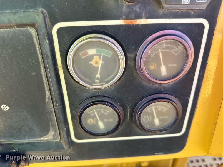 image for item DQ7441 1994 Caterpillar D6H XL dozer