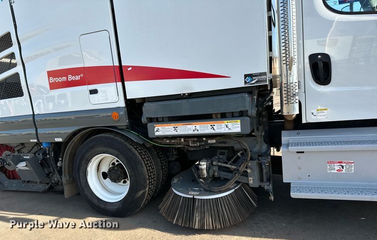 image for item DQ7451 2022 Freightliner  Business Class M2 street sweeper truck
