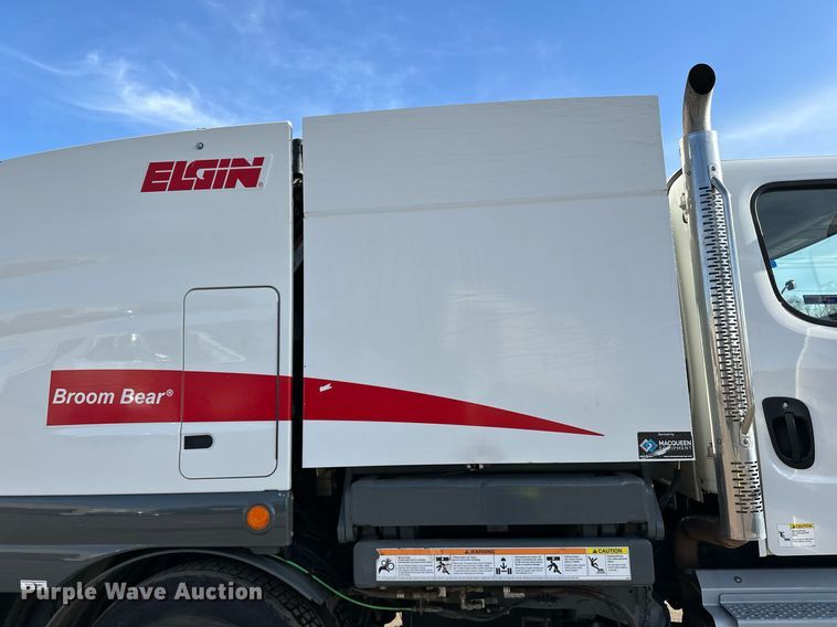 image for item DQ7451 2022 Freightliner  Business Class M2 street sweeper truck