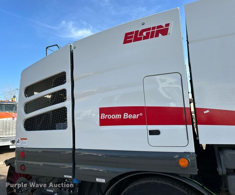 image for item DQ7451 2022 Freightliner  Business Class M2 street sweeper truck