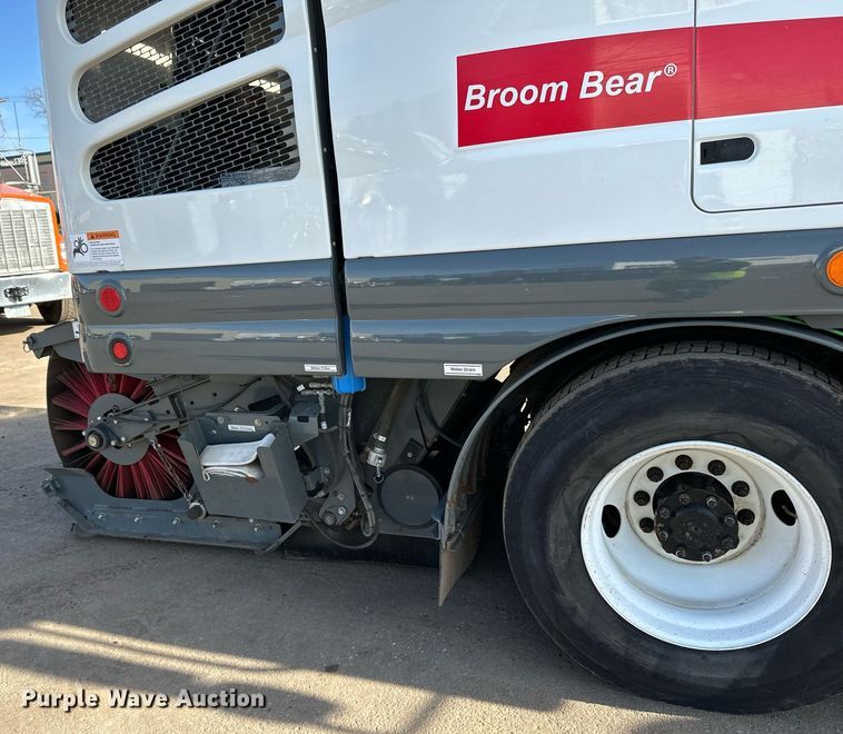 image for item DQ7451 2022 Freightliner  Business Class M2 street sweeper truck