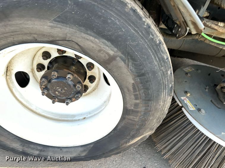 image for item DQ7451 2022 Freightliner  Business Class M2 street sweeper truck