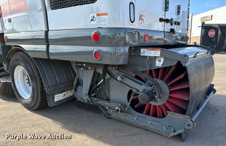 image for item DQ7451 2022 Freightliner  Business Class M2 street sweeper truck