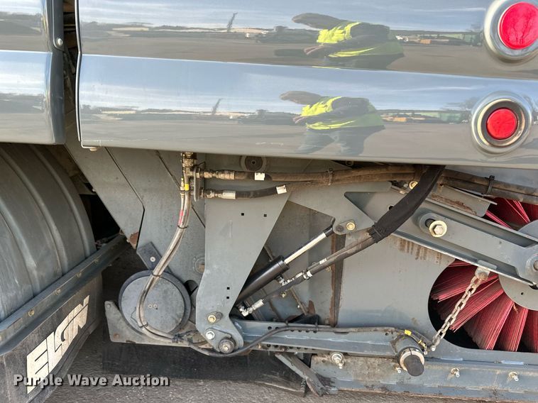 image for item DQ7451 2022 Freightliner  Business Class M2 street sweeper truck