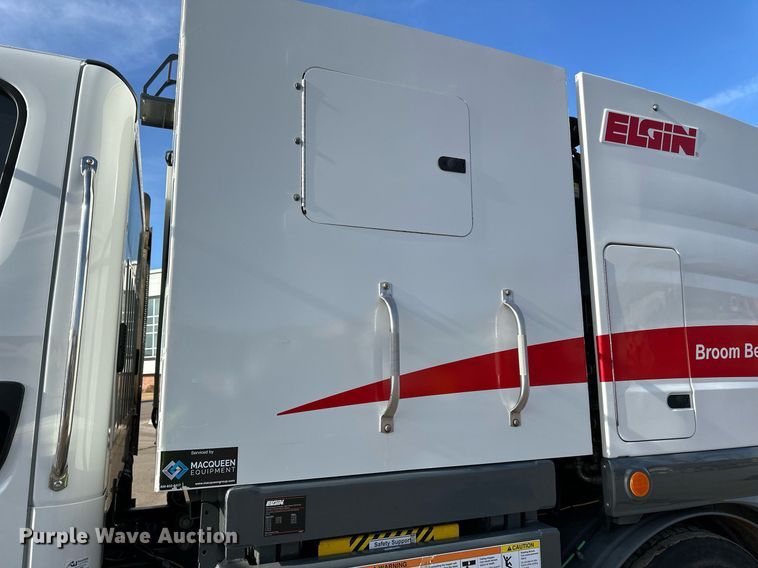 image for item DQ7451 2022 Freightliner  Business Class M2 street sweeper truck