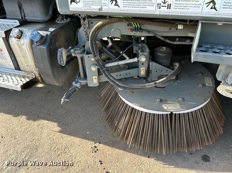 image for item DQ7451 2022 Freightliner  Business Class M2 street sweeper truck