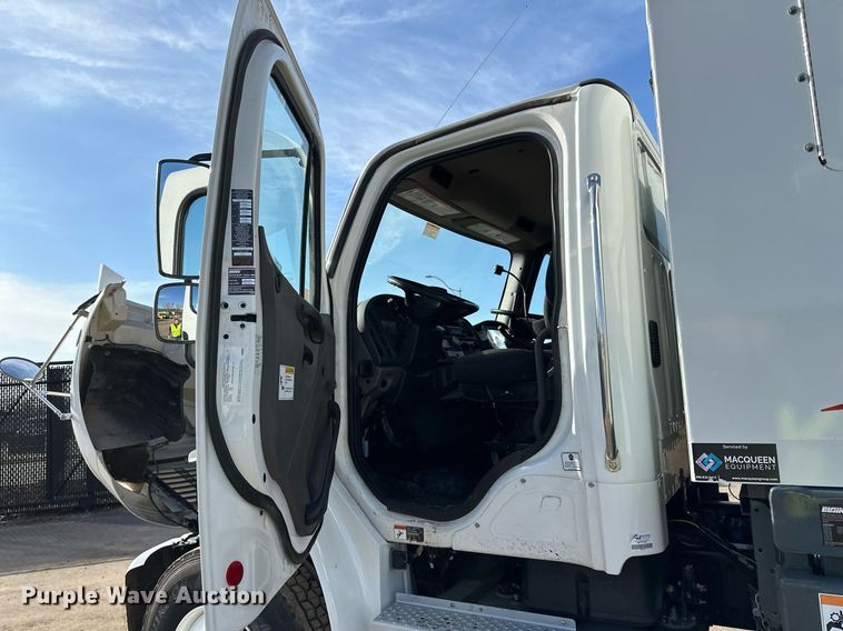 image for item DQ7451 2022 Freightliner  Business Class M2 street sweeper truck