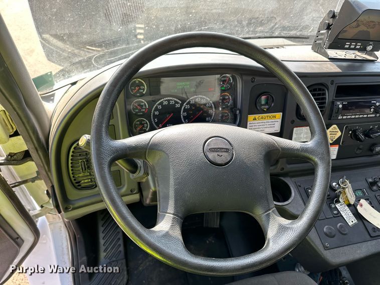 image for item DQ7451 2022 Freightliner  Business Class M2 street sweeper truck