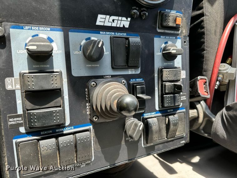 image for item DQ7451 2022 Freightliner  Business Class M2 street sweeper truck