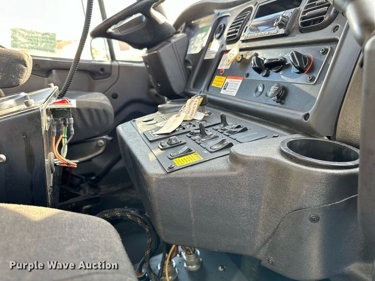 image for item DQ7451 2022 Freightliner  Business Class M2 street sweeper truck